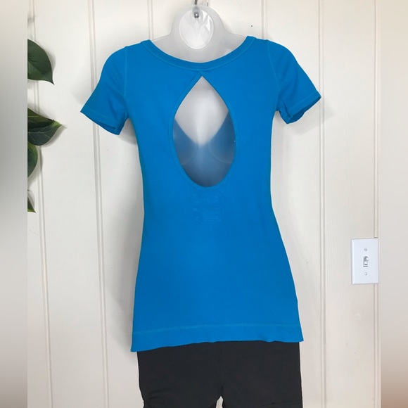 Hollister V-neck Blouse Large Open Back shape Teardrop or Oval
XS 0 - 2 Small - Picture 6 of 15